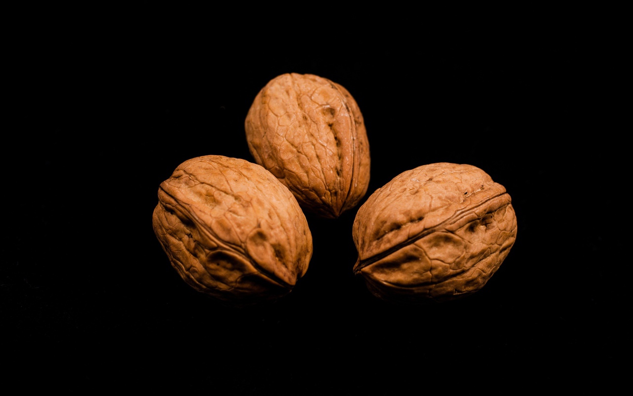 Три грецких ореха на черном фоне 