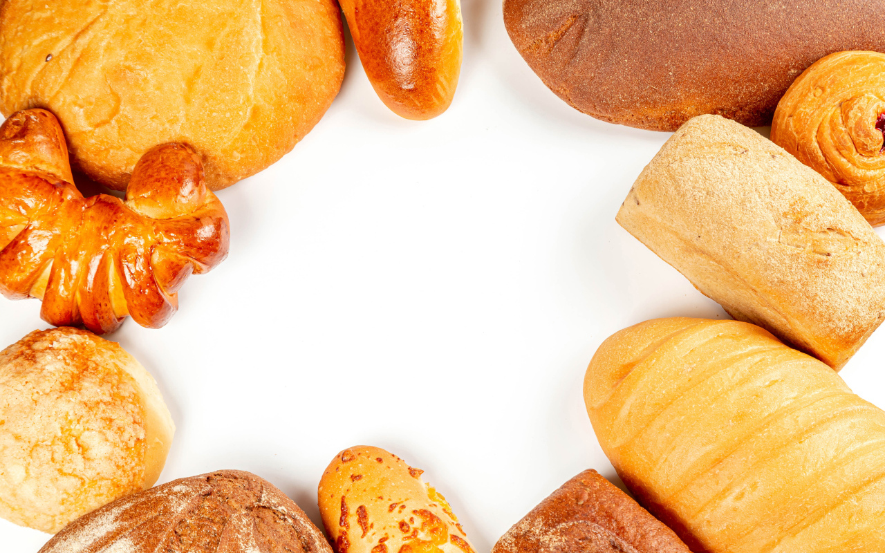 Свежая аппетитная выпечка на белом фоне 