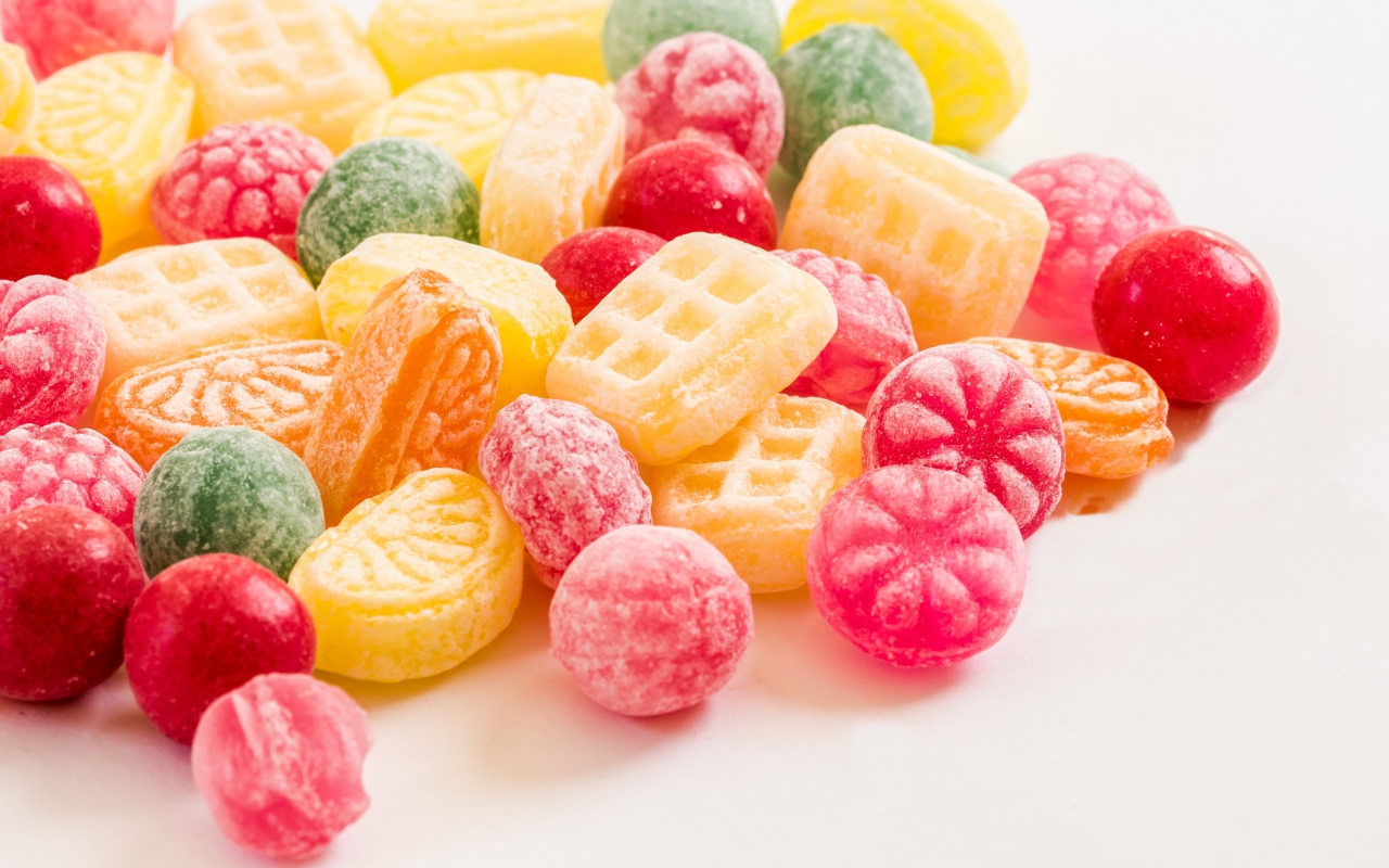 Разные конфеты карамельки на белом фоне