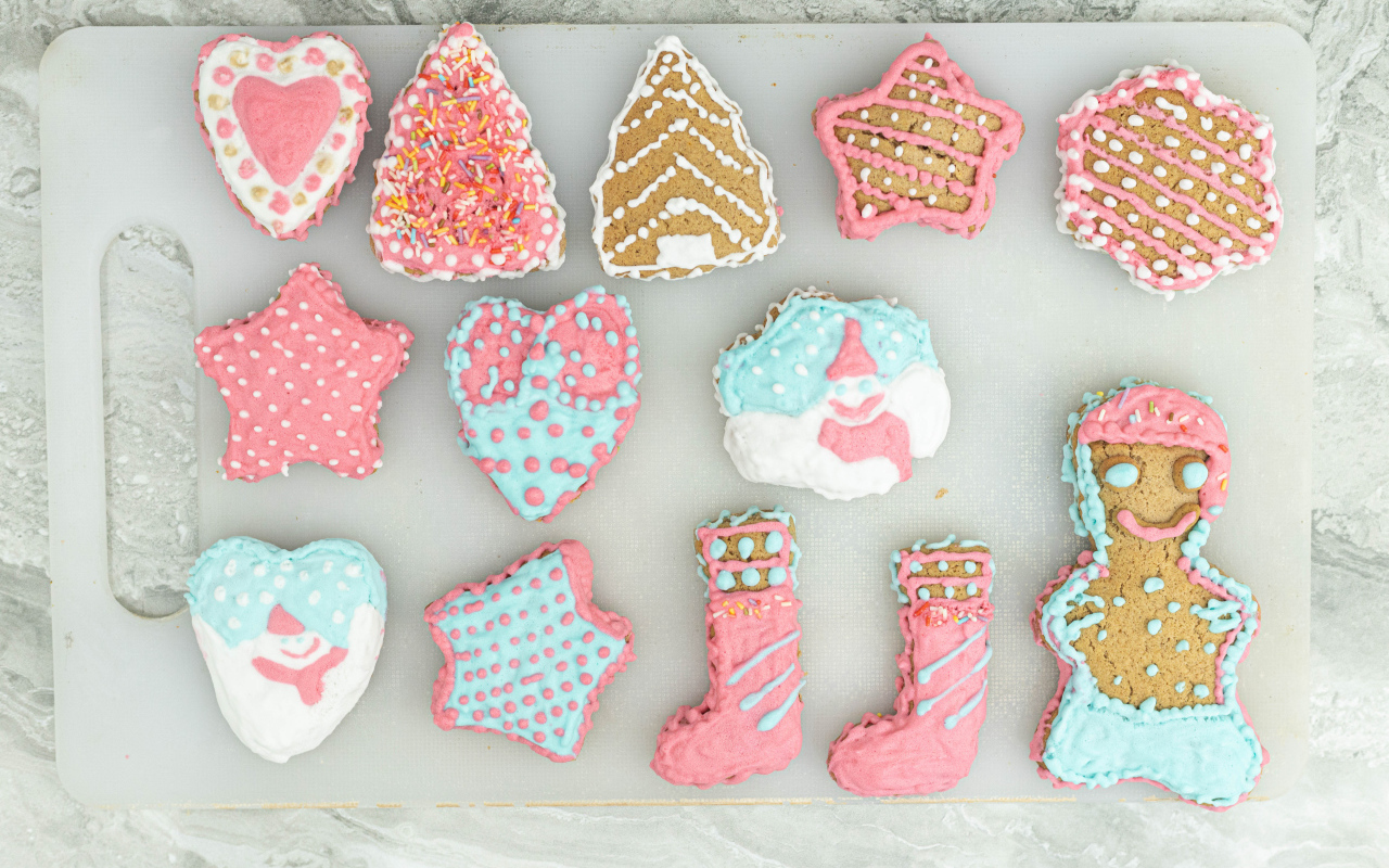 Красивое рождественское печенье на доске