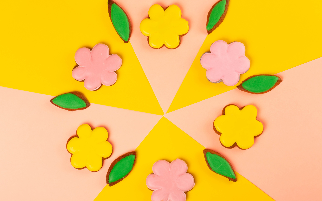 Красивое розовое и желтое печенье на столе 