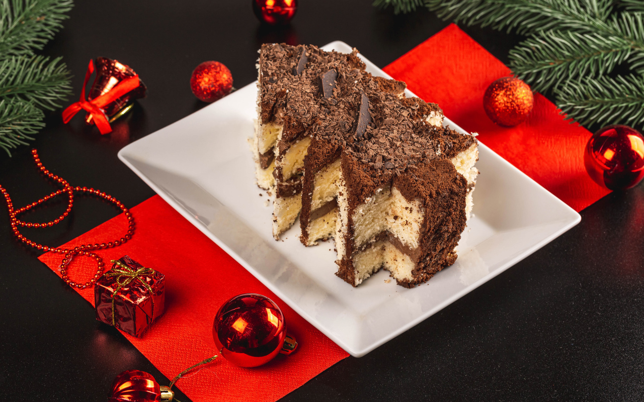 Торт в форме елочки на столе с игрушками