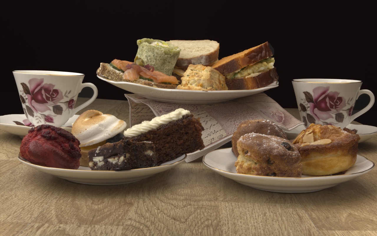 Печенье и пирожные с чаем на столе 