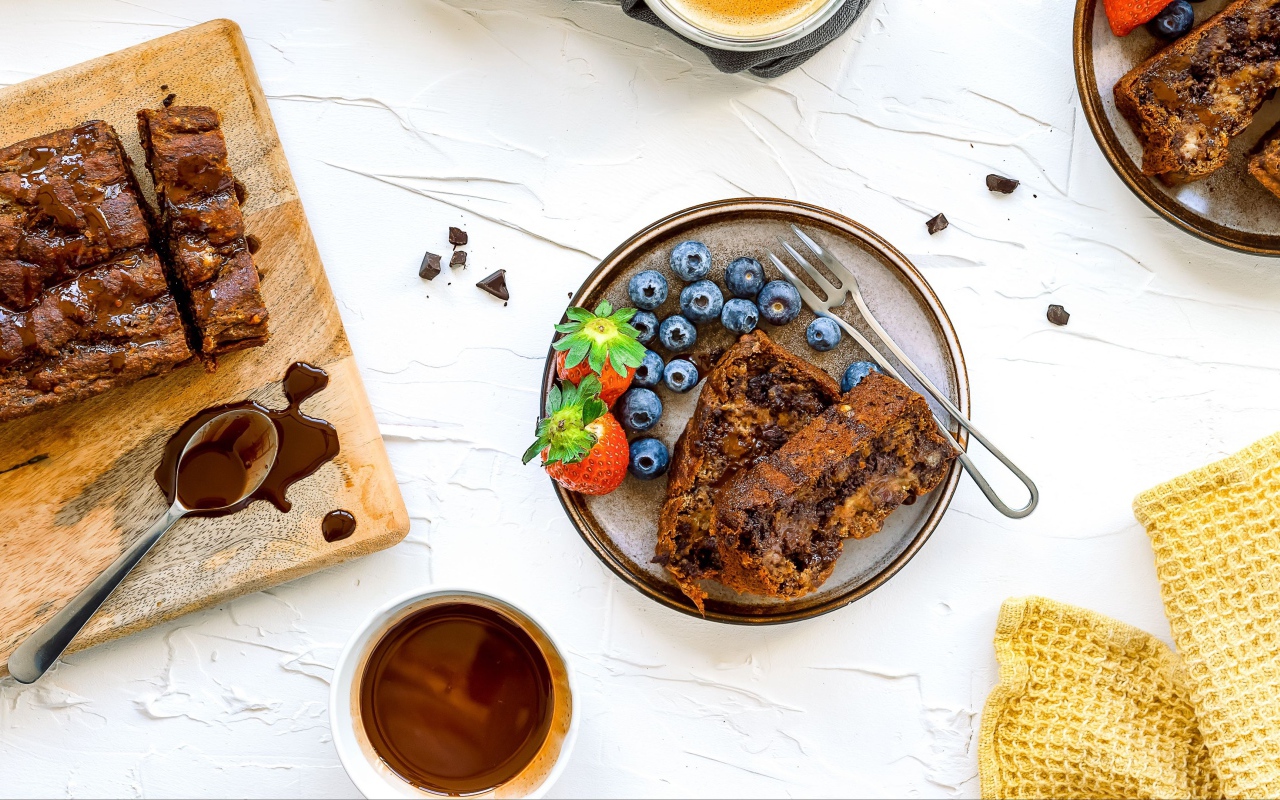 Вкусный пирог с шоколадом и ягодами черники и клубники