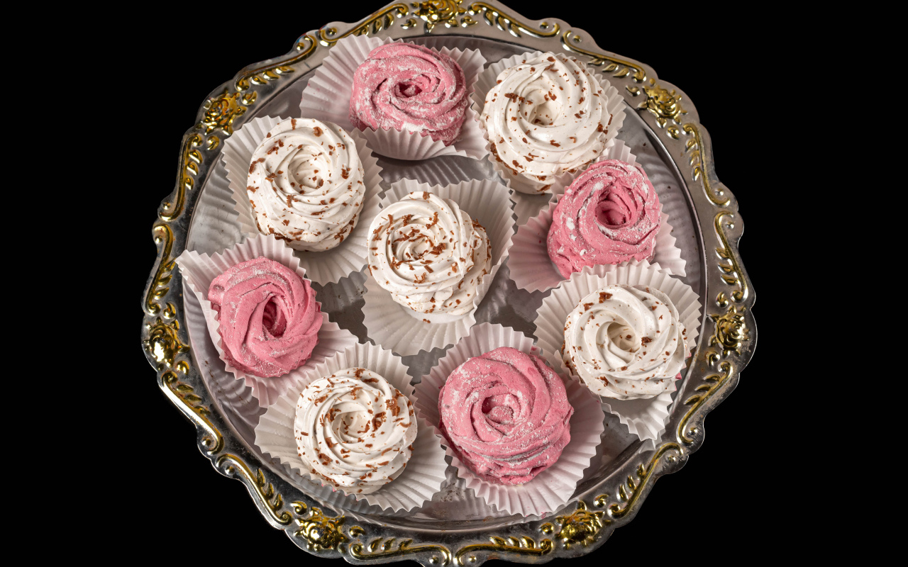 Домашний фруктовый зефир на черном фоне