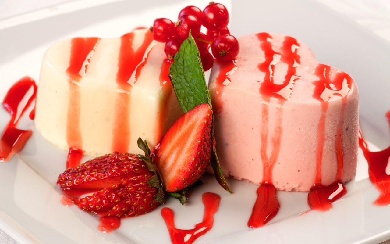 Молочное и клубничное желе с клубникой и смородиной 