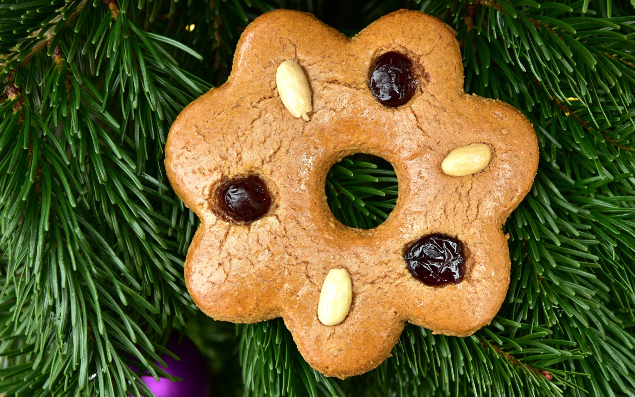 Печенье с изюмом  и арахисом с еловой веткой