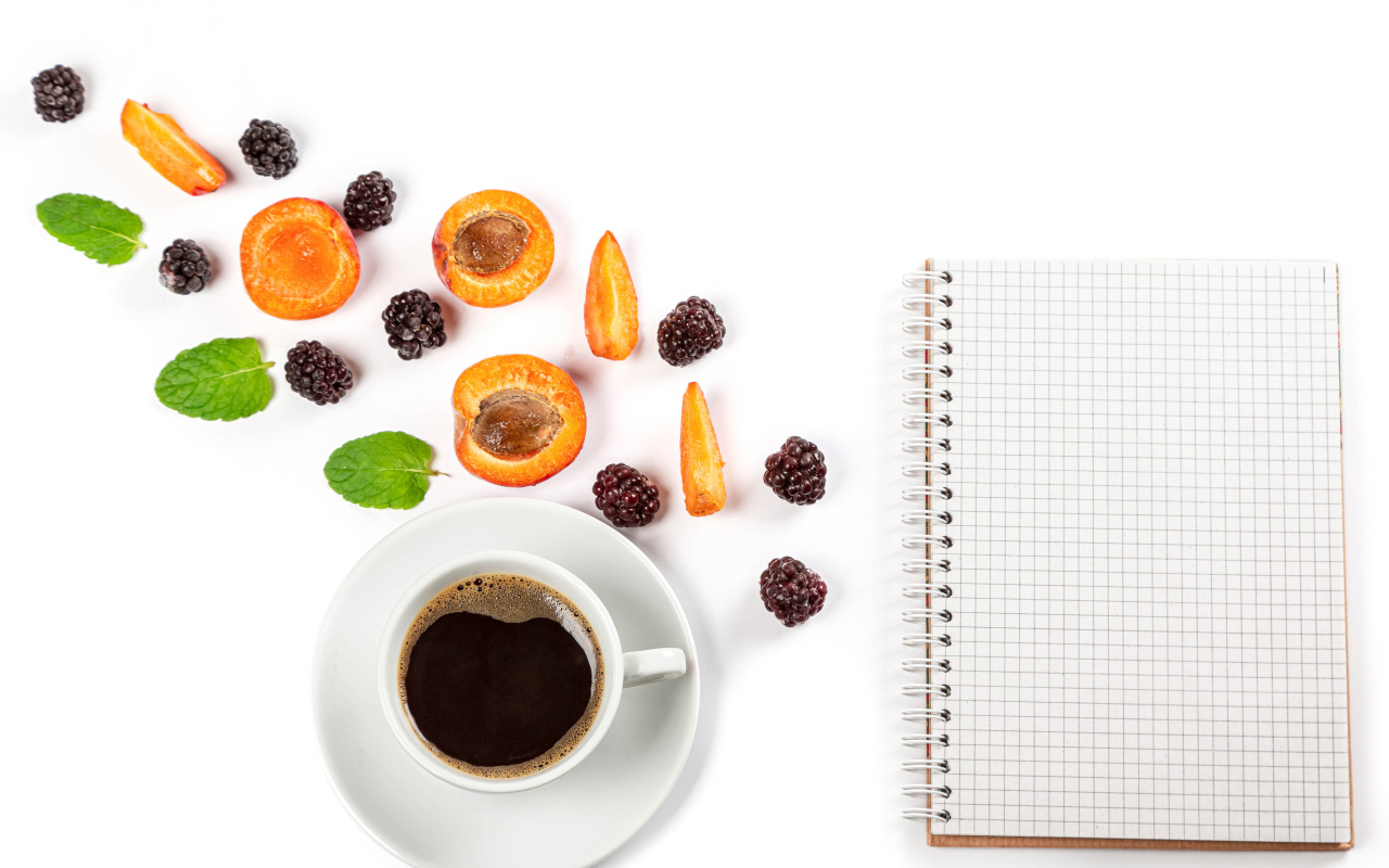 Чашка кофе, тетрадь, черника и абрикос на белом фоне