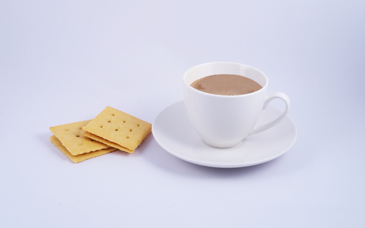 Чашка кофе на столе с галетами