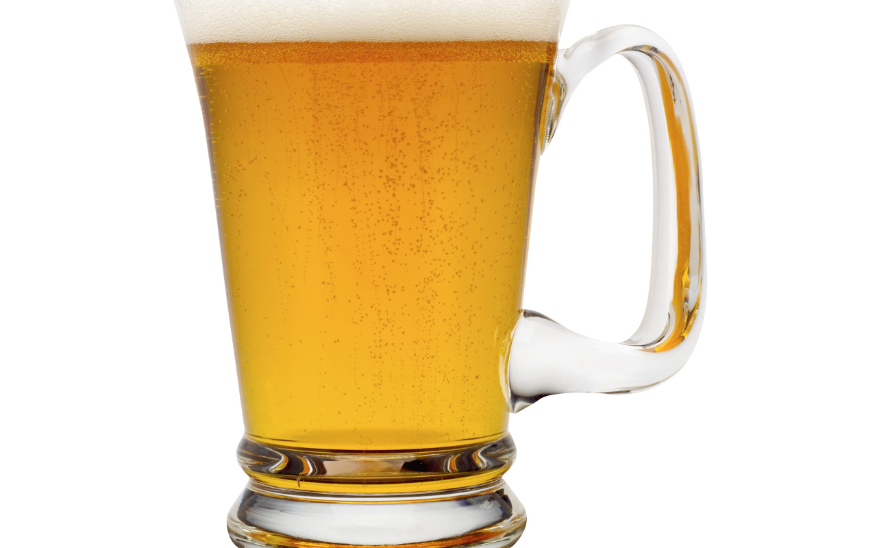 Бокал пенного пива на белом фоне