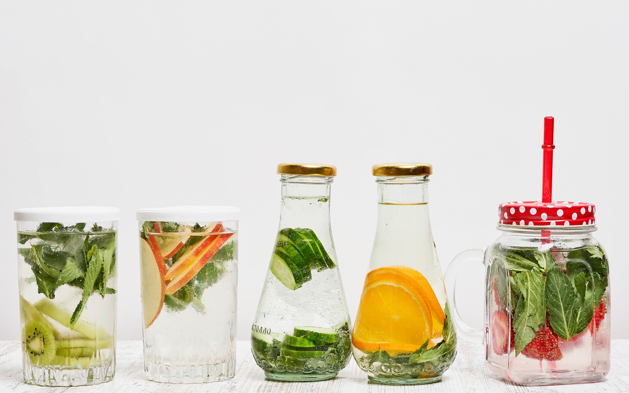 Освежающие коктейли на сером фоне