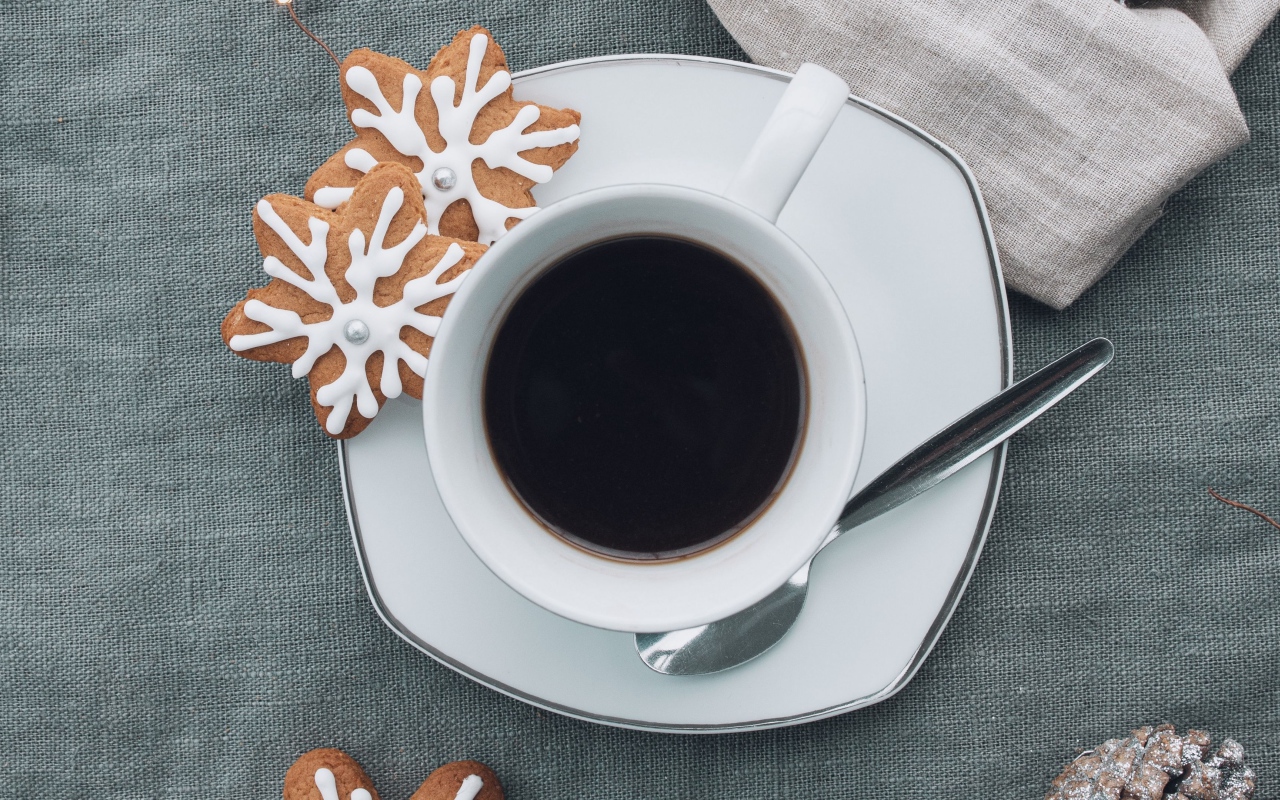 Белая чашка горячего кофе с печеньем 