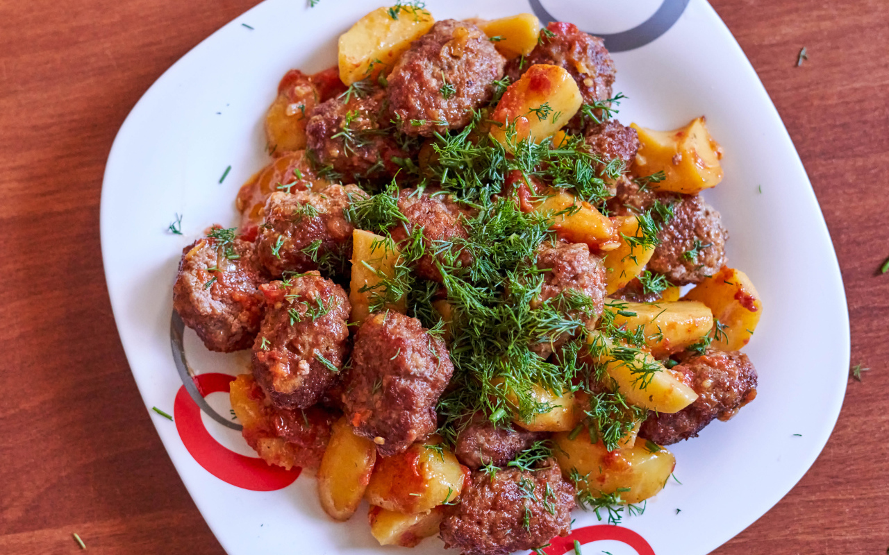 Фрикадельки с картофелем и укропом на белой тарелке