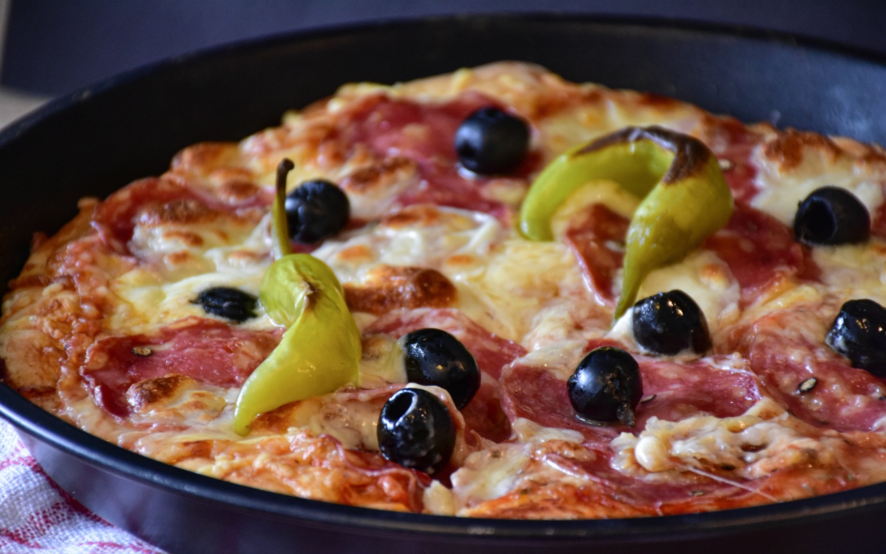 Пицца с оливками и перцем на сковороде 