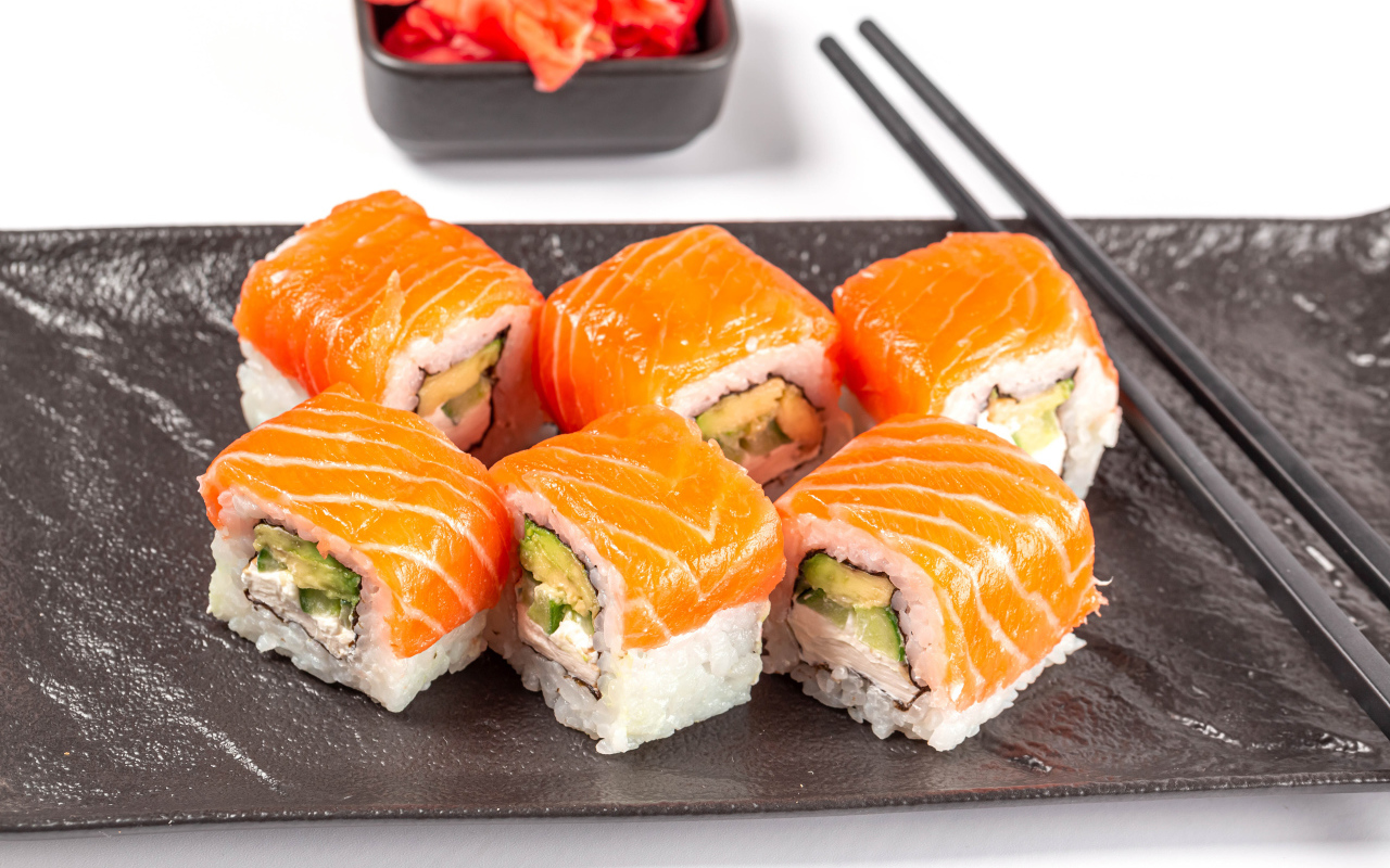 Суши Филадельфия с палочками на столе 