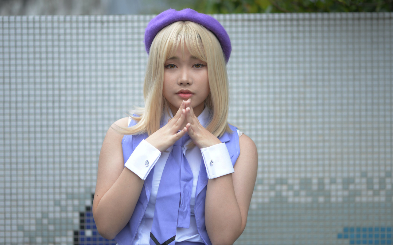 Девушка азиатка в сиреневом берете 