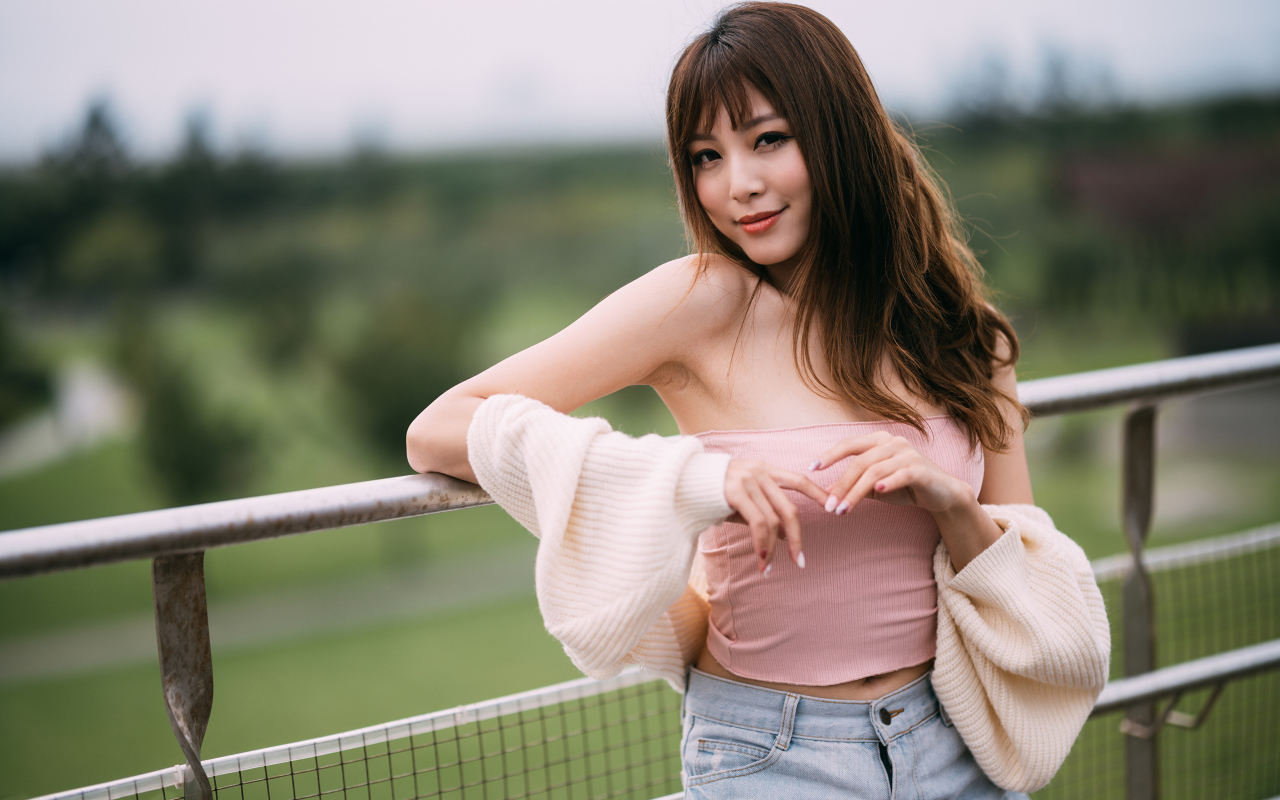 Девушка азиатка с длинными волосами у перил