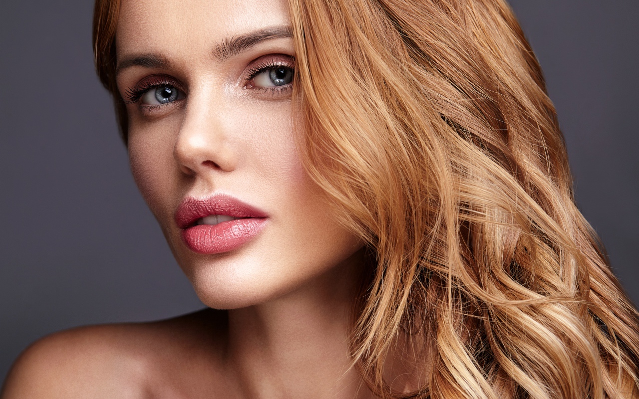 Красивые голубые глаза у длинноволосой девушки