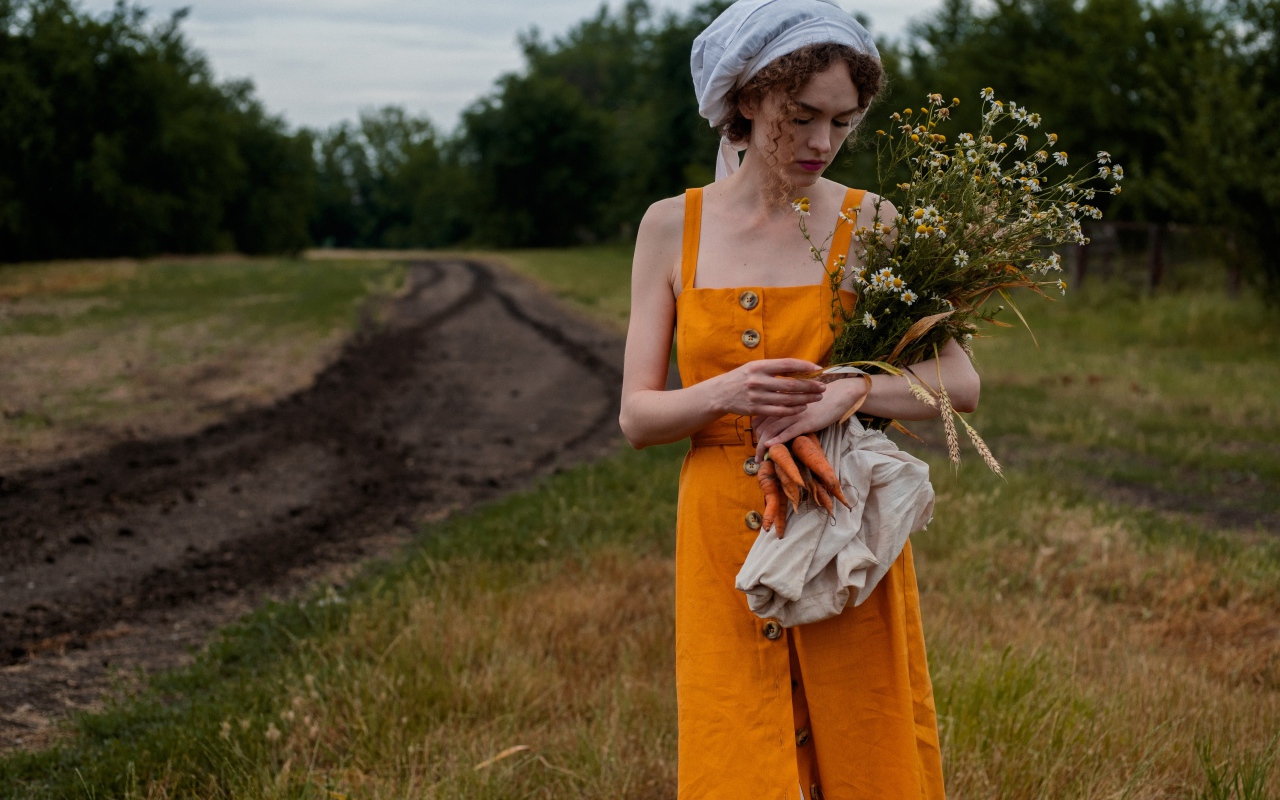 Красивая девушка с букетом полевых ромашек 