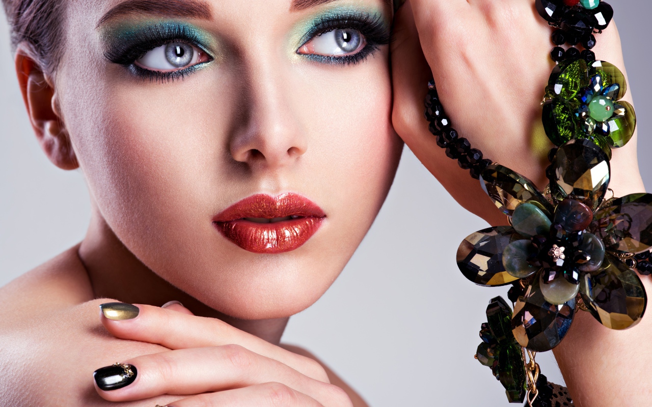 Красивая девушка с ярким макияжем с украшением на руке