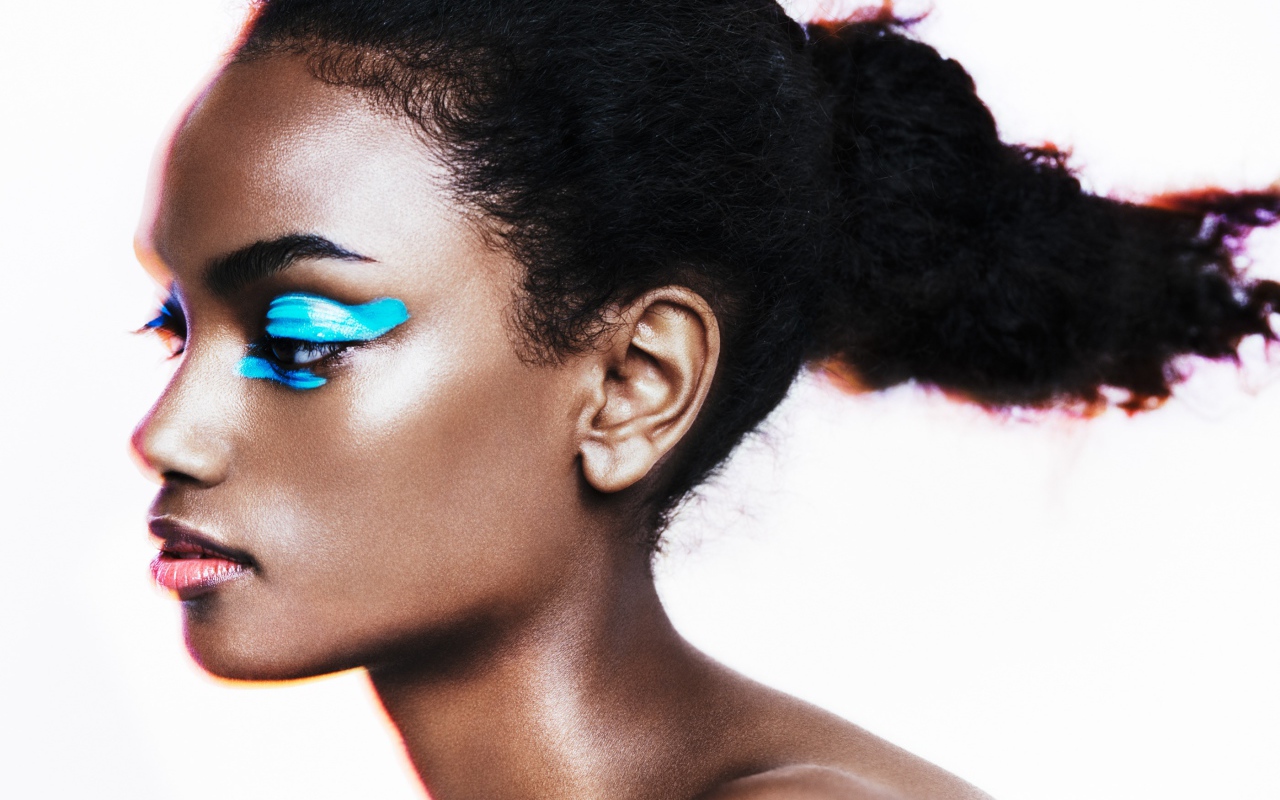 Темнокожая девушка с голубыми тенями на глазах 