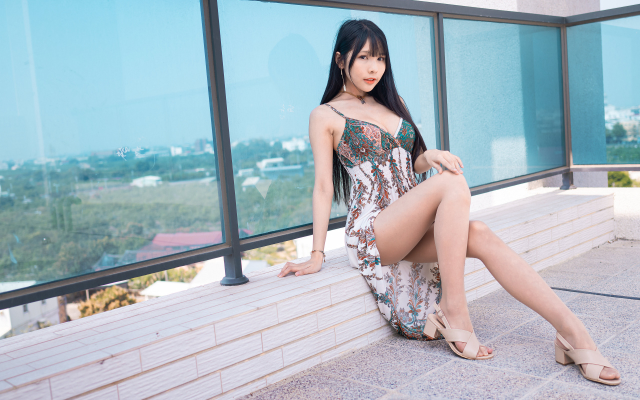 Милая девушка азиатка в платье у окна 