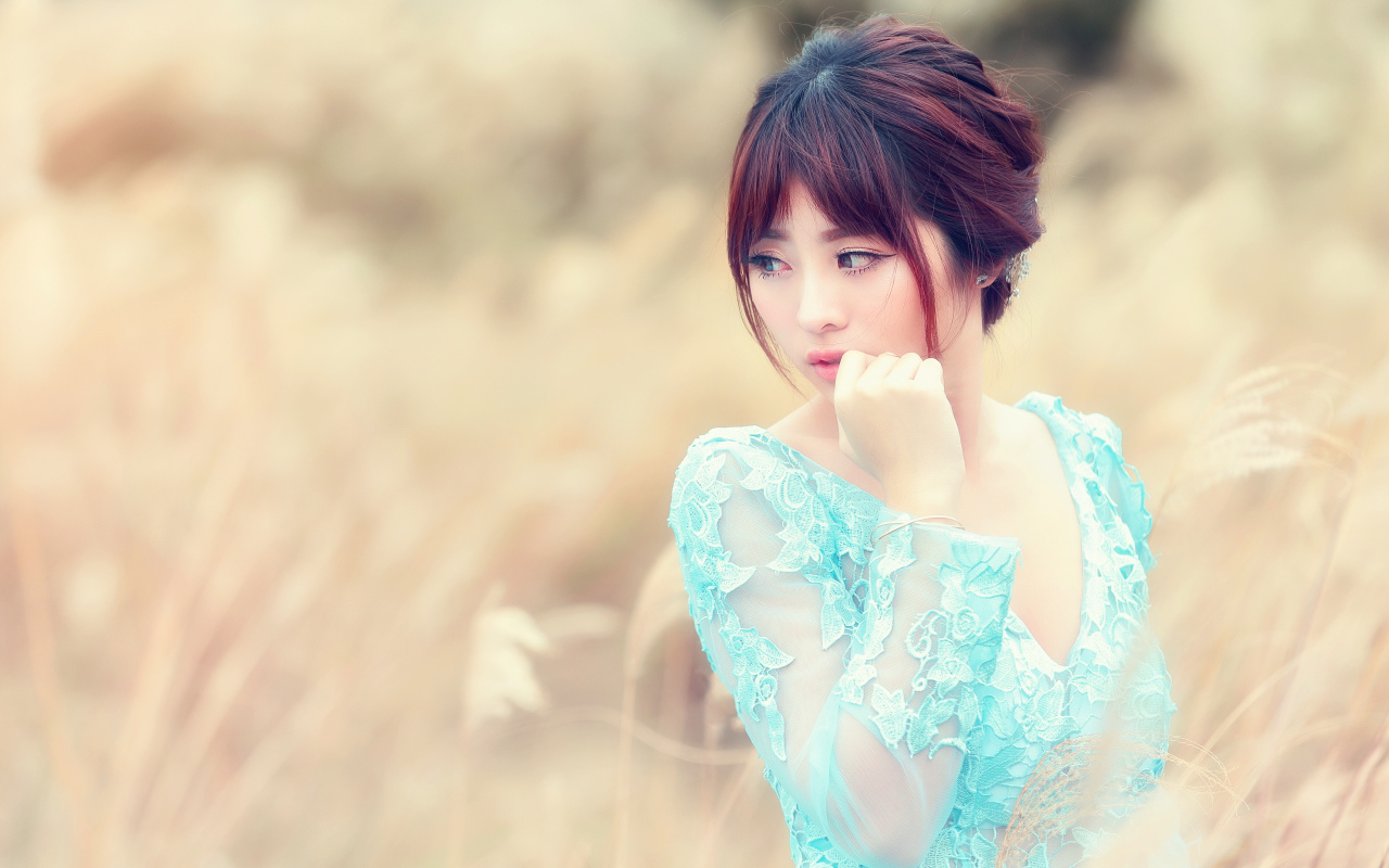 Милая девушка азиатка в голубом платье 