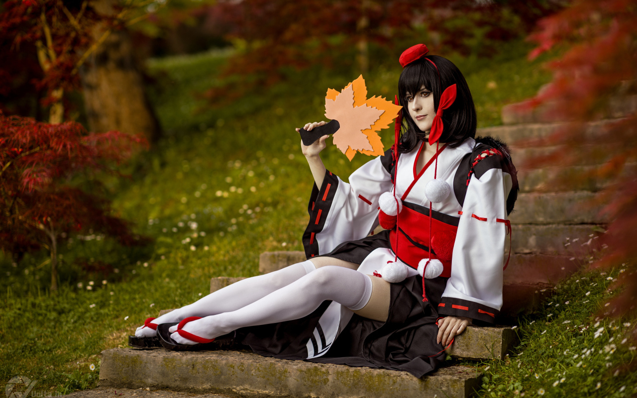 Девушка в костюме сидит на ступеньках косплей