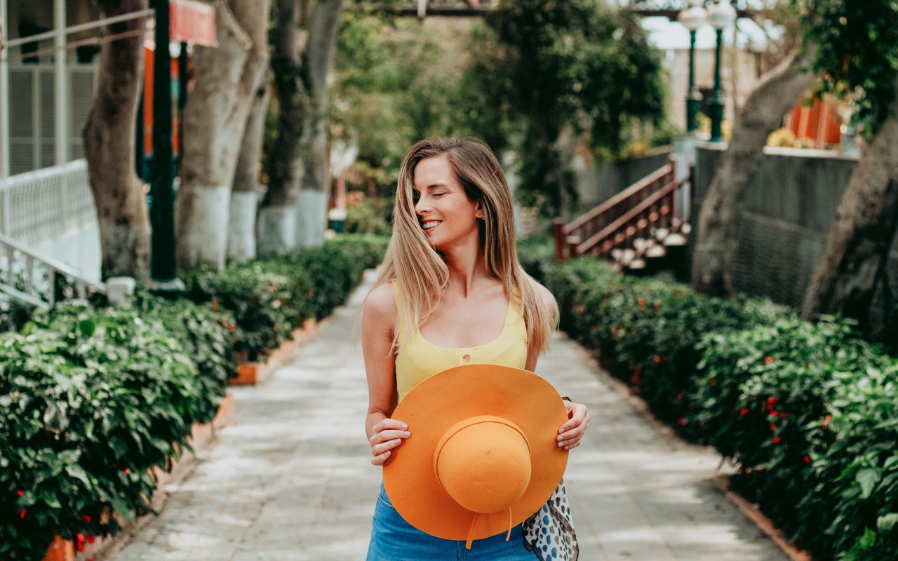 Девушка с закрытыми глазами со шляпой в руках 