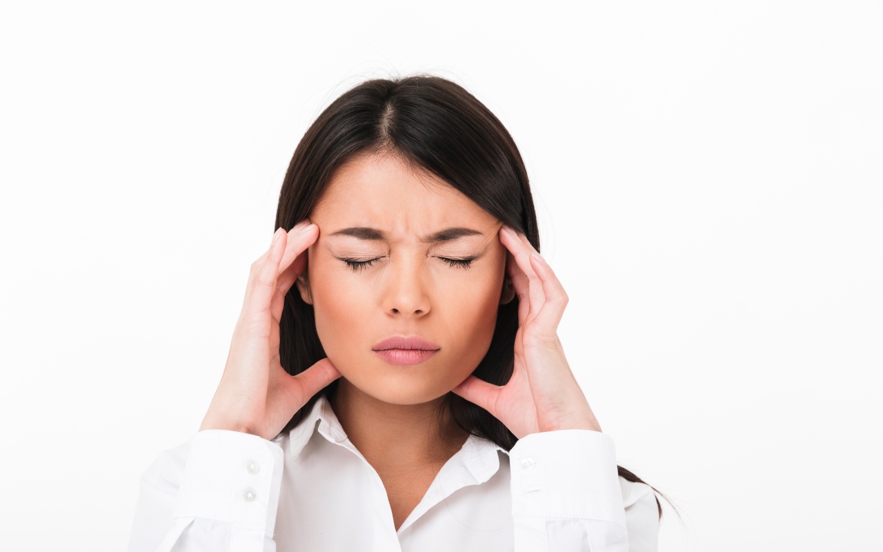 Девушка с головной болью на белом фоне 