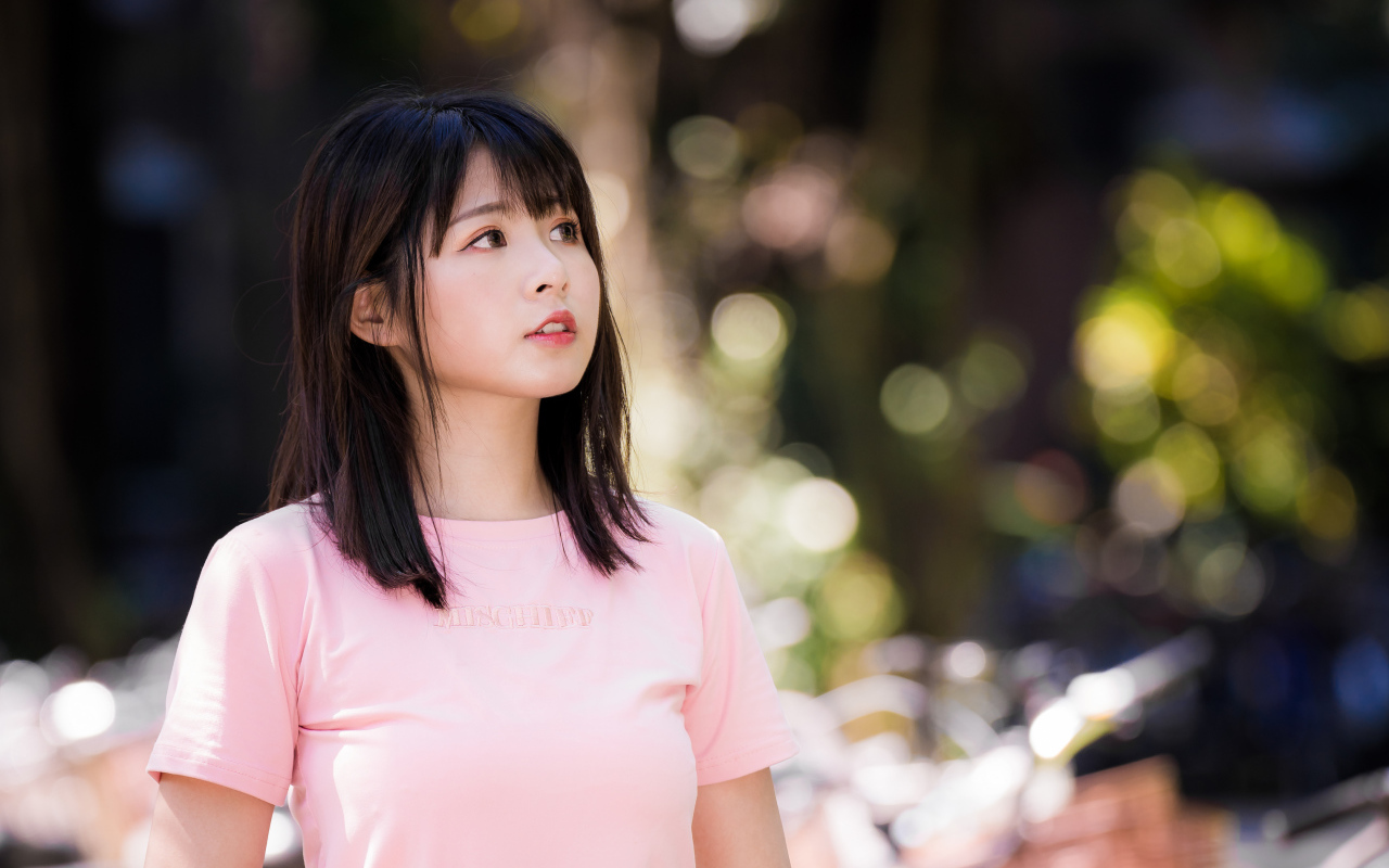 Настоящая девушка азиатка в розовой футболке