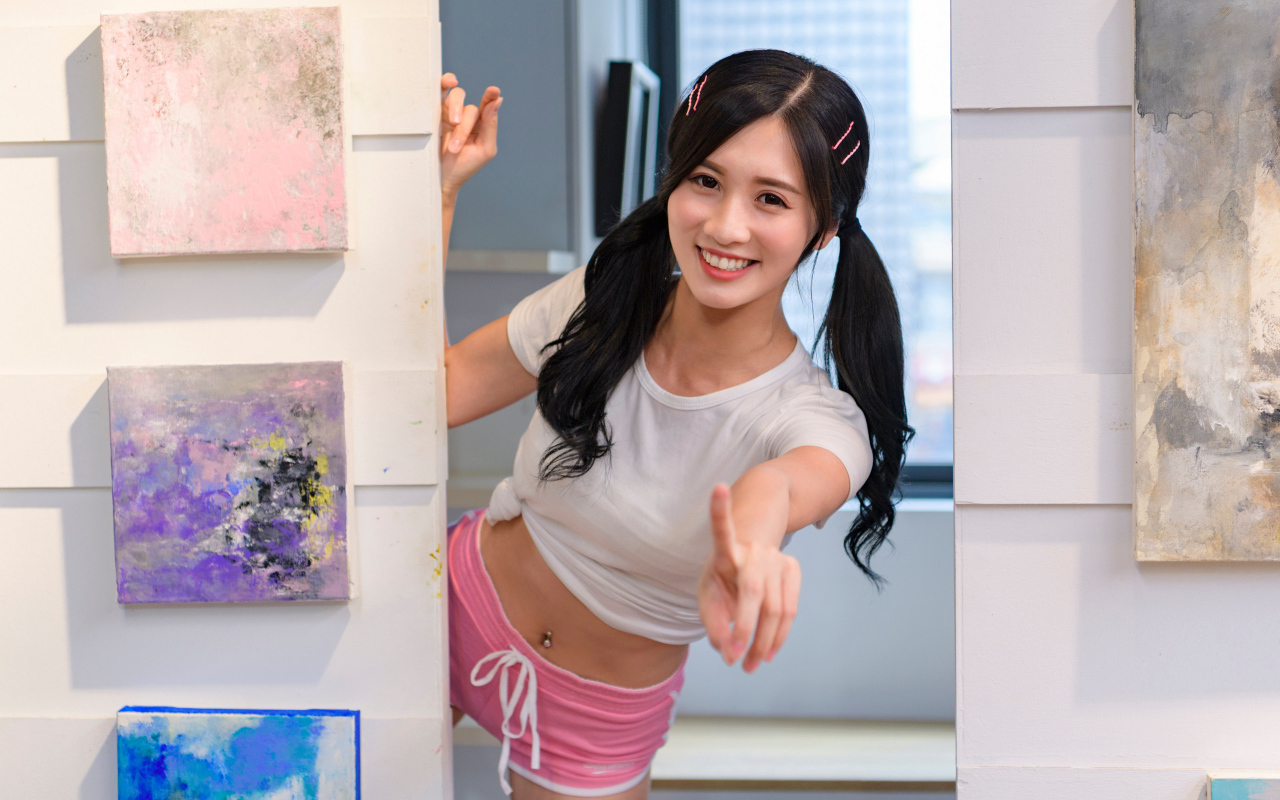 Улыбающаяся девушка азиатка в комнате