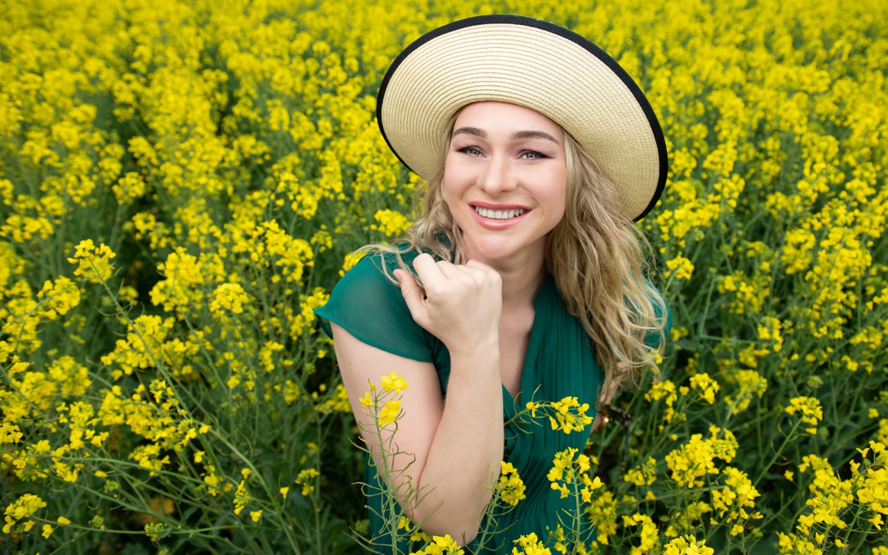 Улыбающаяся девушка в желтых цветах