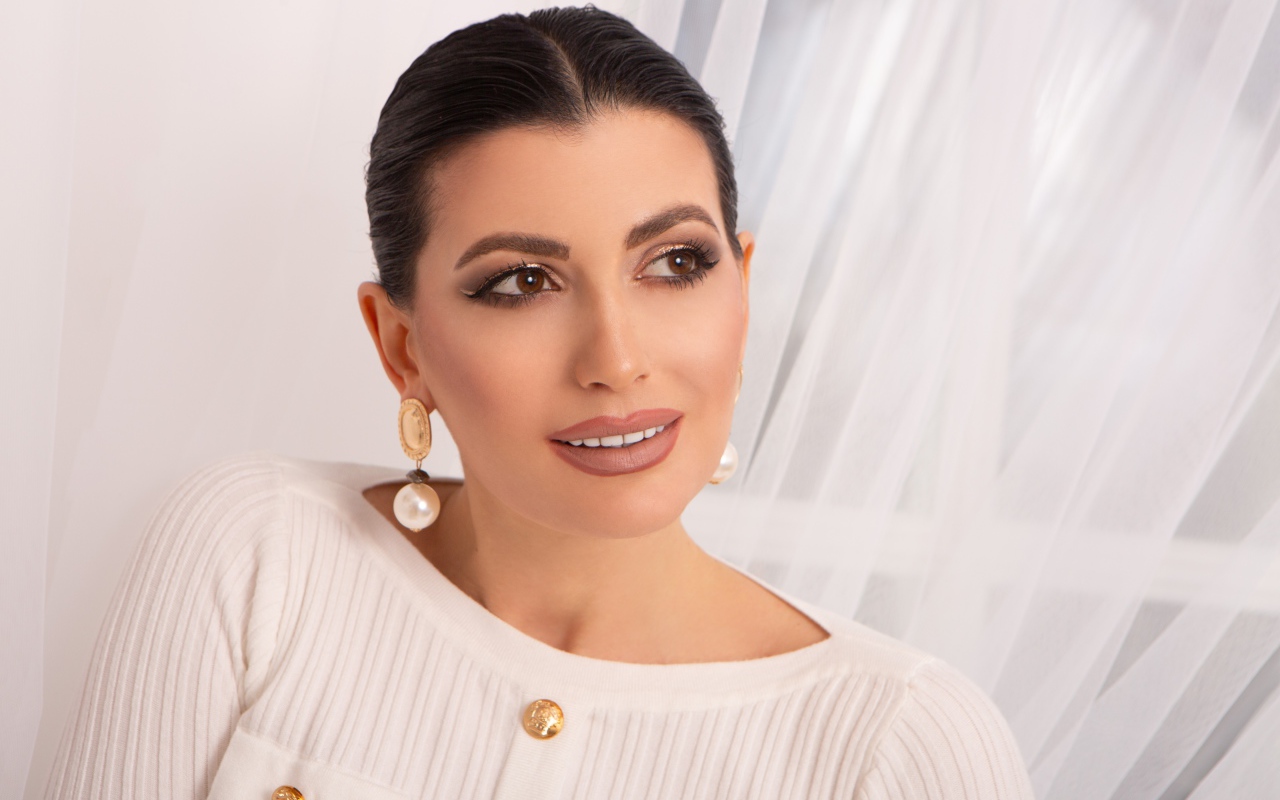 Стильная девушка в белом свитере 