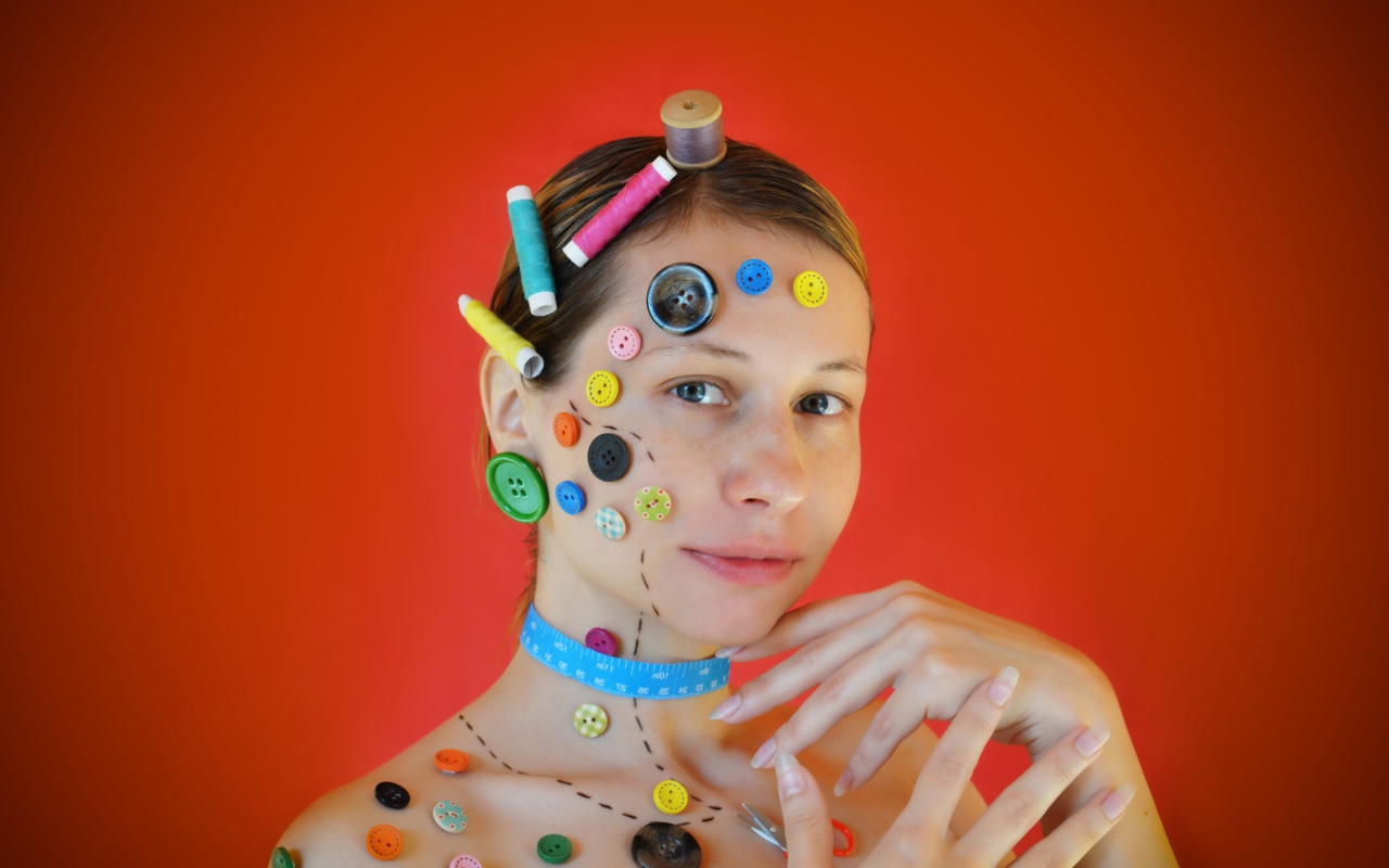 Девушка обклеена пуговицами и нитками 