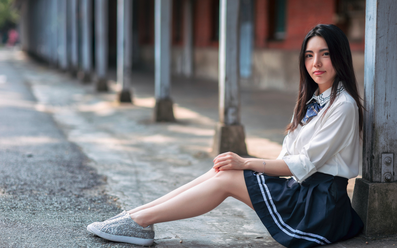 Молодая девушка азиатка в костюме школьницы