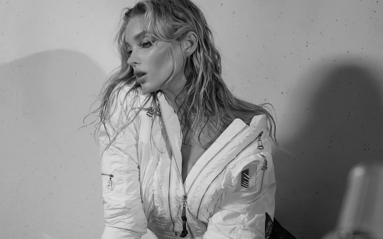 Красивая шведская модель Эльза Хоск черно-белое фото