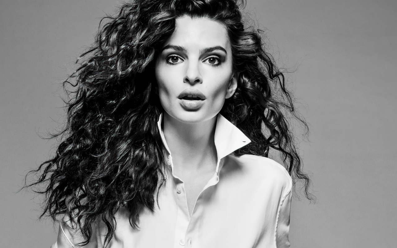 Красивая девушка Эмили Ратаковски на сером фоне