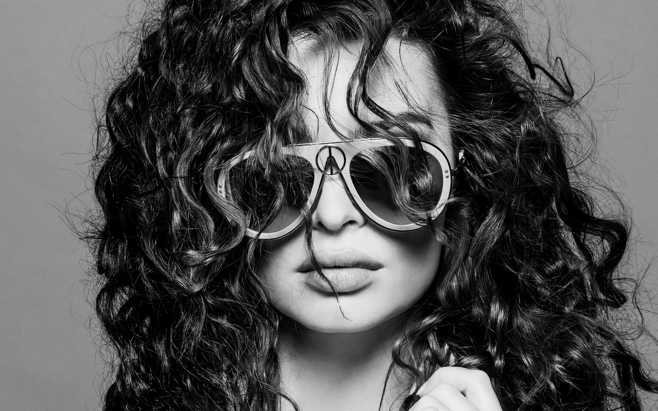 Модель Эмили Ратаковски в очках на сером фоне