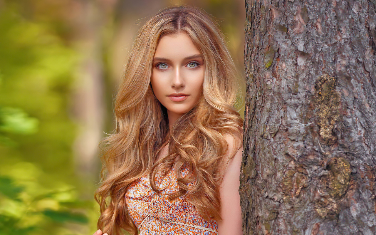 Молодая девушка модель Александра Ленарчук