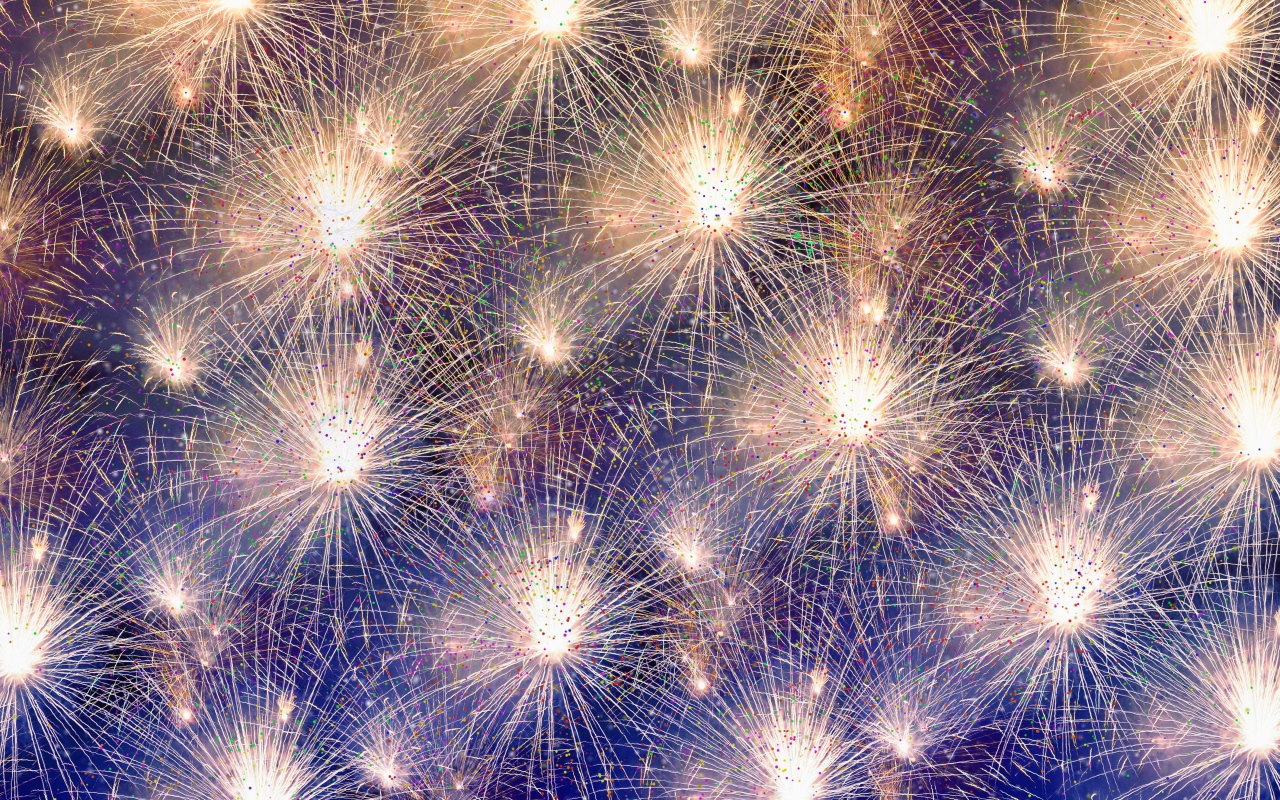 Яркий праздничный салют в небе 