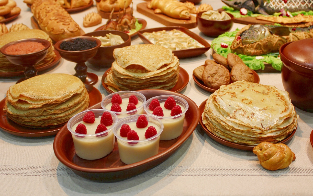 Много угощений на праздничном столе на Масленицу 2021