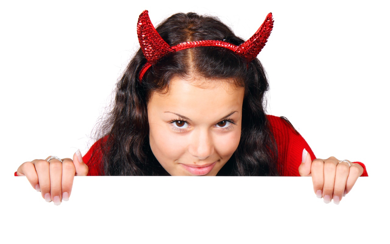 Жгучая чертовка на белом фоне на Хэллоуин