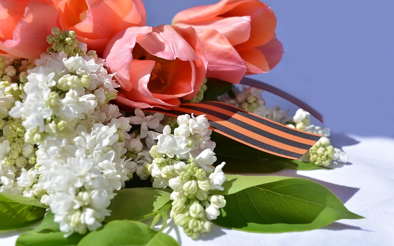 Букет сирени и тюльпанов с георгиевской лентой на 9 мая День победы