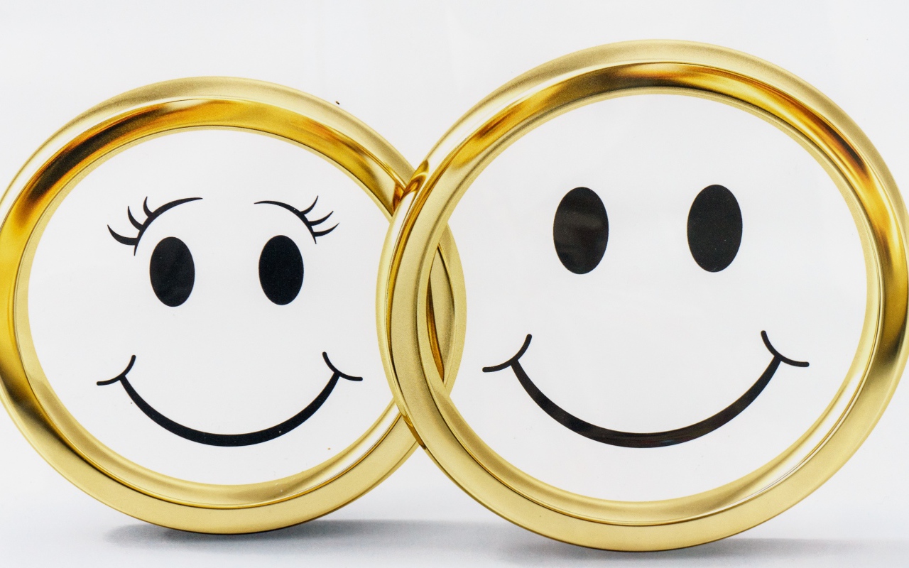 Золотые обручальные кольца на белом фоне