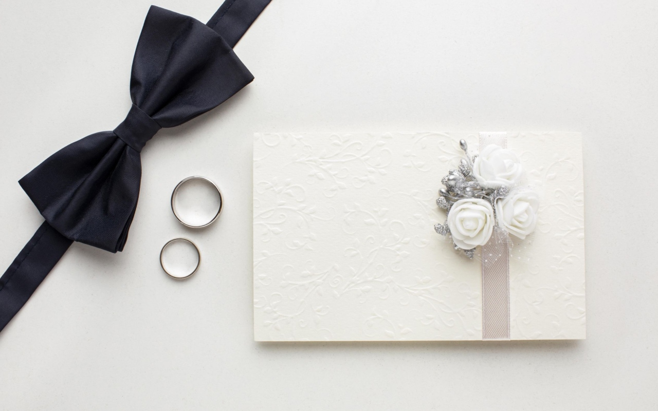 Приглашение на свадьбу, кольца и черная бабочка 