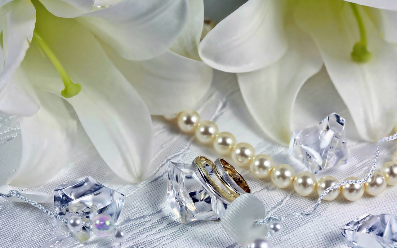 Обручальные кольца с камням и цветами лилии 