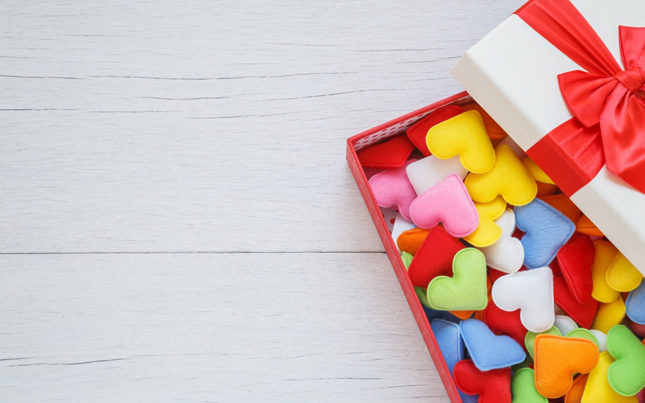 Разноцветные сердечки в коробке с бантом