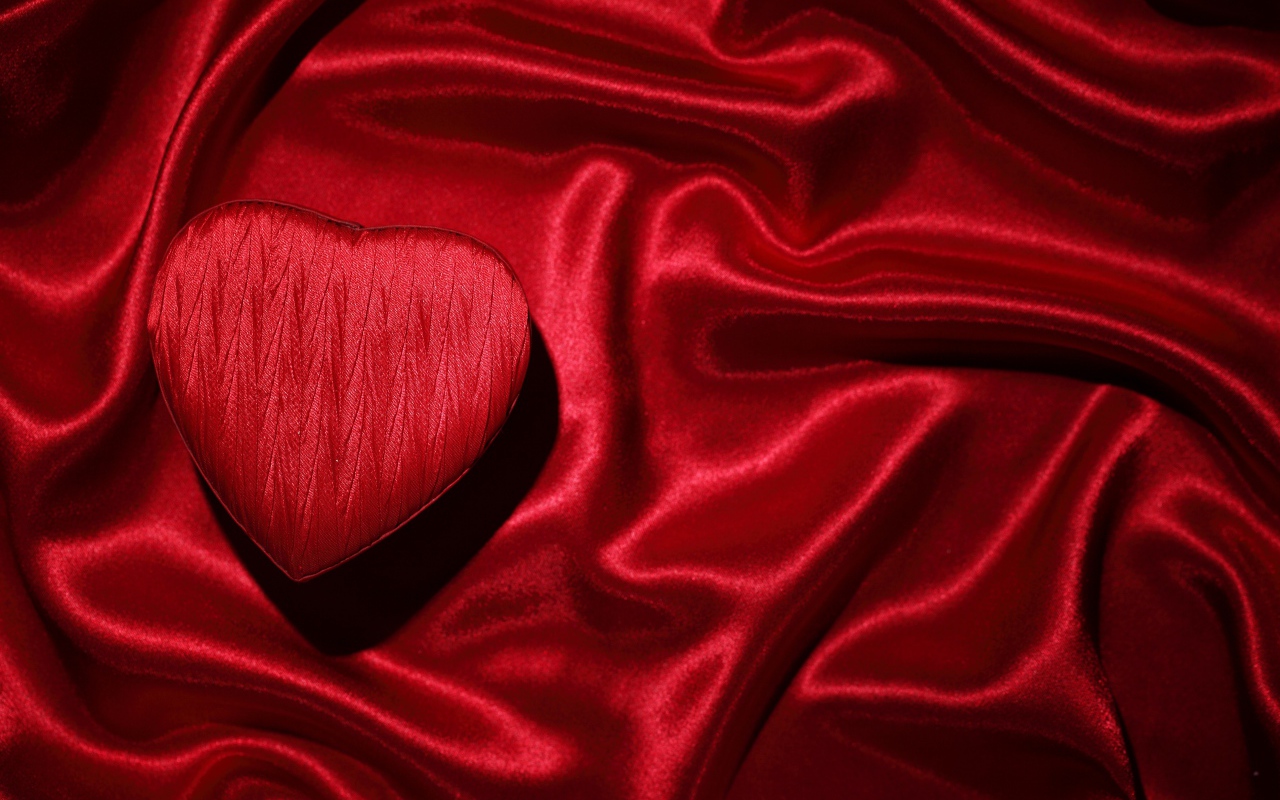Красная атласная ткань и сердце 