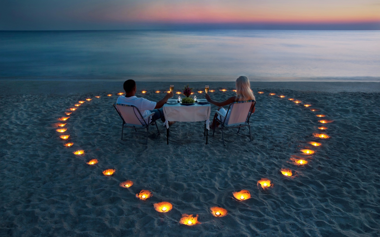 Романтический ужин на берегу моря